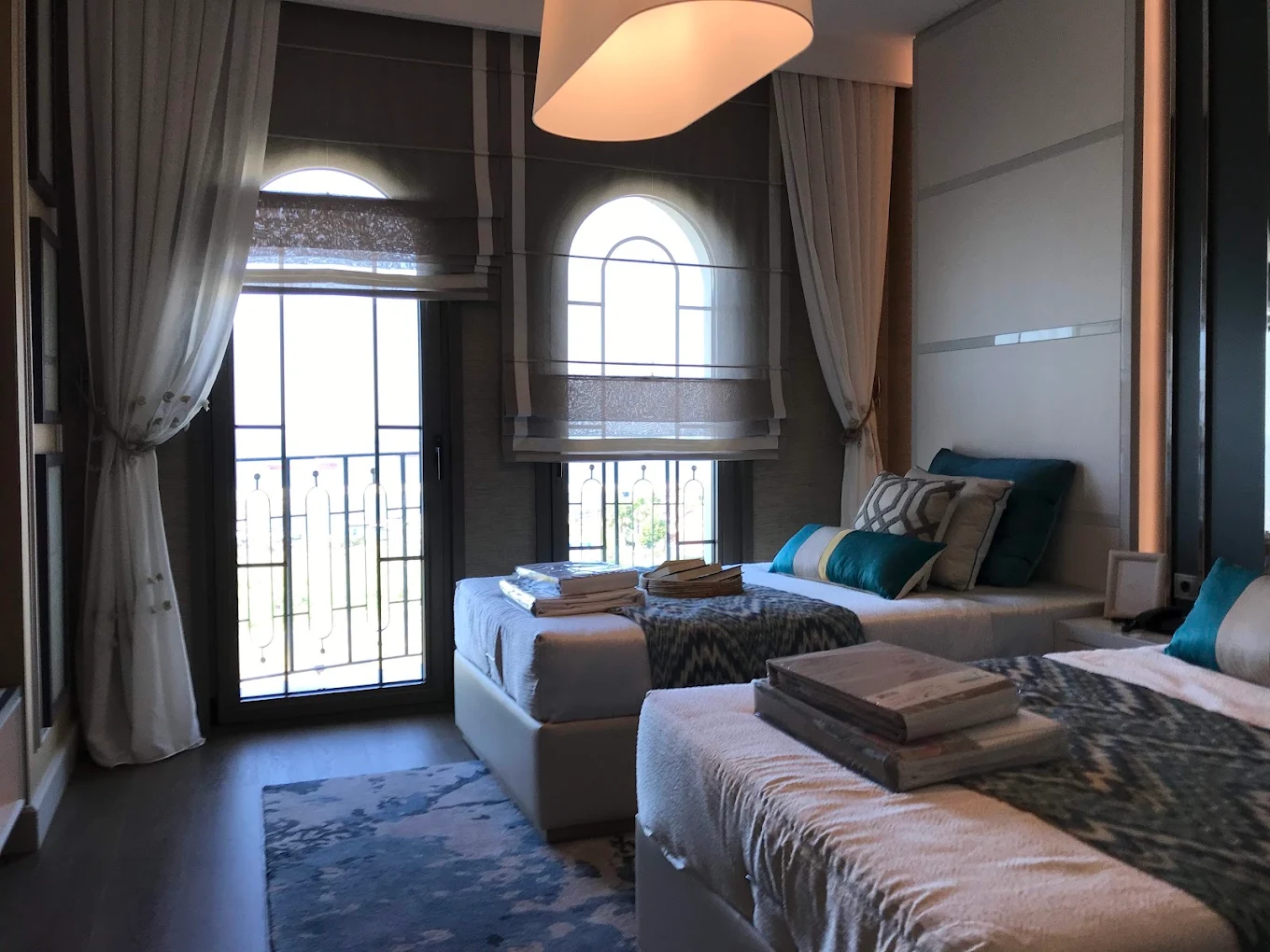 Pileli stor perde, balkon uygulaması
