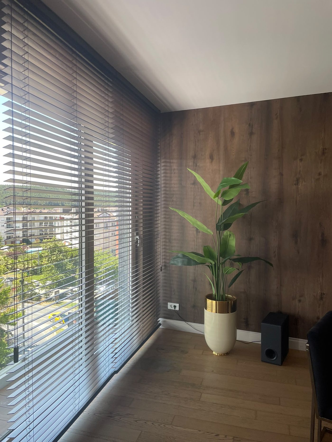 Ahşap jaluzi perde, köşe pencere detayı