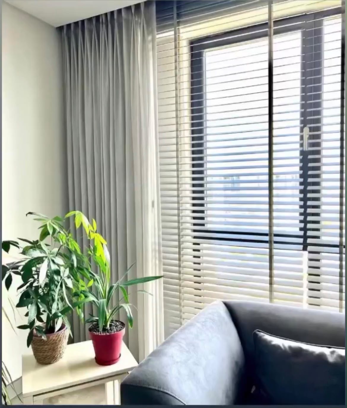 Kavisli balkon cephesi pileli stor perde
