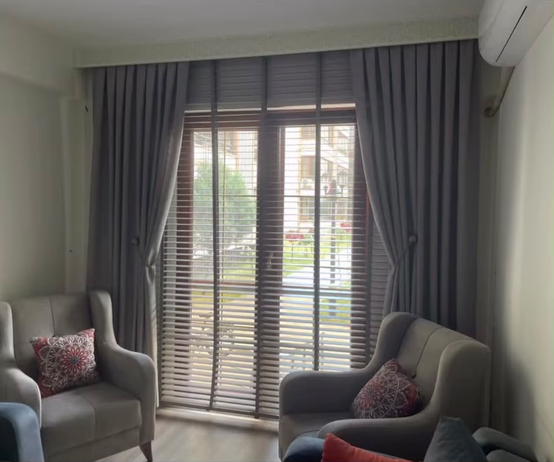 Gri fon perde ve ahşap jaluzi, balkon kapısı