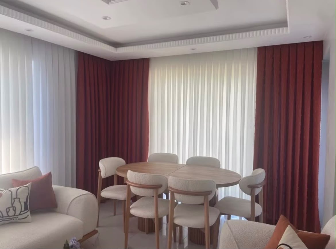 Bordo fon perde ve beyaz tül, geniş salon